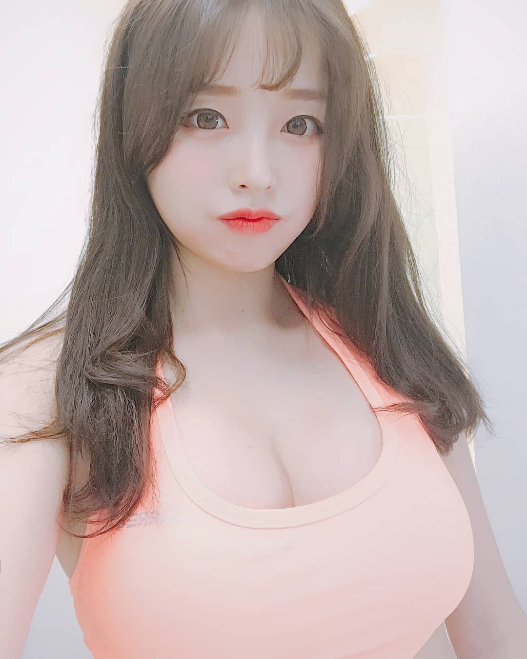 Gái Xinh Không Mặc Áo Trên Mạng Xã Hội – Trào Lưu Gây Tranh Cãi Và Những Ảnh Hưởng Sâu Rộng